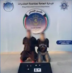 عدد من المتهمين بعد ضبطهم من قبل مباحث الاحمدي