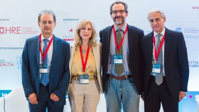 خبراء وعلماء