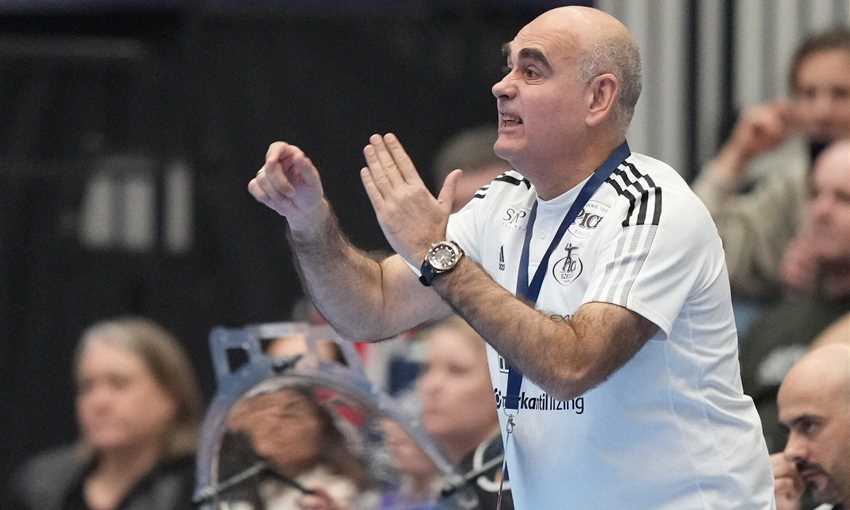 الإسباني خوان كارلوس باستور المدير الفني لمنتخب مصر لكرة اليد