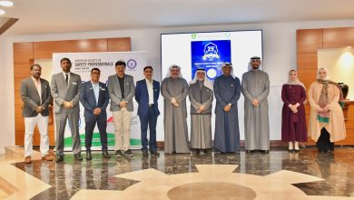 صورة جماعية للمشاركين في المنتدي