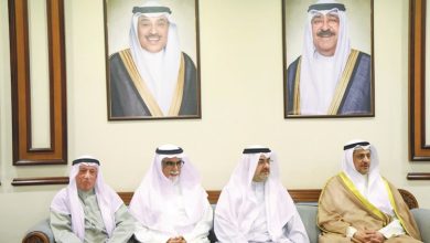 محافظ العاصمة الشيخ عبدالله السالم خلال لقائه عددا من المواطنين