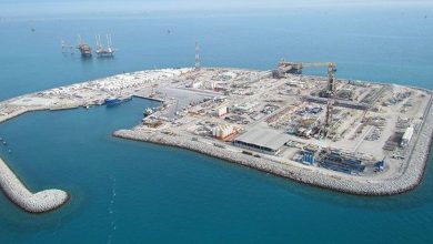 الإمارات تطلب من بعض مشتري النفط استلام إمدادات الخليج خارج مضيق هرمز