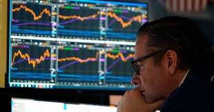 تحقيقات أمريكية في رهانات مشبوهة على النفط قبل تمديد الهدنة