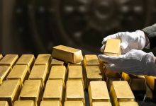 الذهب يتراجع طفيفاً مع ارتفاع أسعار النفط وتزايد تلميحات رفع أسعار الفائدة