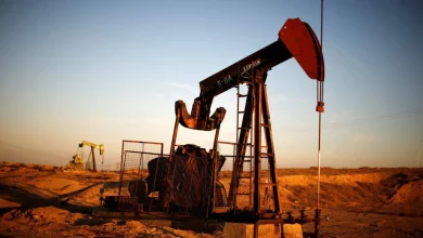 النفط تراجع 2% مع تقييم تأثير العقوبات الأميركية على إيران