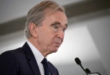 أغنى رجل في أوروبا يخسر 65 مليار دولار من ثروته منذ مطلع 2026