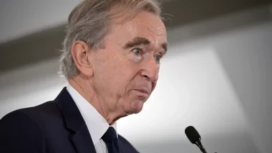 أغنى رجل في أوروبا يخسر 65 مليار دولار من ثروته منذ مطلع 2026
