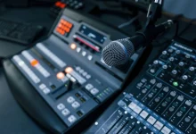 «الإعلام» تطرح مزايدتين بحق الانتفاع بترددي 88.8 و 90.4 FM