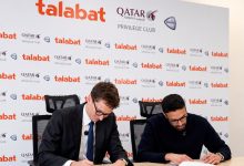 بدر الغانم الرئيس التنفيذي للأسواق الدولية في شركة طلبات الكويت خلال توقيع الاتفاقية مع ممثل الخطوط الجوية القطرية