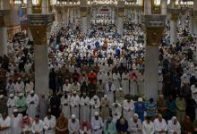 أكثر من 21 مليون زائر للمسجد النبوي خلال سبتمبر الماضي أعلنت الهيئة العامة للعناية بشؤون المسجد الحرام والمسجد النبوي، اليوم الاثنين، أن إجمالي أعداد القاصدين للمسجد النبوي خلال شهر سبتمبر عام 2026 بلغ 21 مليونا و615 ألفا و977 زائرا. وأوضحت الهيئة في تقرير إحصائي صدر اليوم الاثنين، أن عدد الزوار الذين تشرفوا بالسلام على رسول الله - صلى الله عليه وسلم - بلغ 21 مليونا و615 ألفا و977 زائرا، فيما أدى مليون و449 ألفا و791 ألف زائر الصلاة في الروضة الشريفة. وأفادت الهيئة بأن 355 ألفا و130 زائرا استفادوا من خدمات الإرشاد المكاني، كما استفاد 287 ألفا و886 زائرا من مراكز العناية بالضيوف ضمن منظومة متكاملة من الخدمات لرعاية قاصدي المسجد النبوي.
