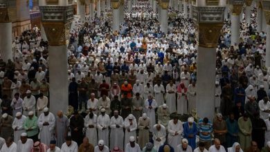 أكثر من 21 مليون زائر للمسجد النبوي خلال سبتمبر الماضي أعلنت الهيئة العامة للعناية بشؤون المسجد الحرام والمسجد النبوي، اليوم الاثنين، أن إجمالي أعداد القاصدين للمسجد النبوي خلال شهر سبتمبر عام 2026 بلغ 21 مليونا و615 ألفا و977 زائرا. وأوضحت الهيئة في تقرير إحصائي صدر اليوم الاثنين، أن عدد الزوار الذين تشرفوا بالسلام على رسول الله - صلى الله عليه وسلم - بلغ 21 مليونا و615 ألفا و977 زائرا، فيما أدى مليون و449 ألفا و791 ألف زائر الصلاة في الروضة الشريفة. وأفادت الهيئة بأن 355 ألفا و130 زائرا استفادوا من خدمات الإرشاد المكاني، كما استفاد 287 ألفا و886 زائرا من مراكز العناية بالضيوف ضمن منظومة متكاملة من الخدمات لرعاية قاصدي المسجد النبوي.